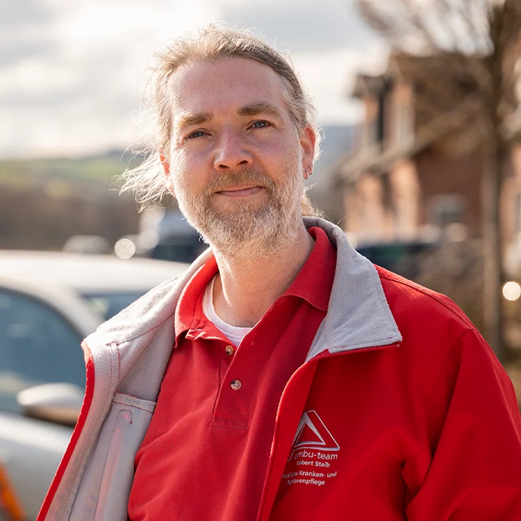 Aufnahme eines lächelnden und kompetenten Mitarbeiters des herzlichen Pflegedienstes Ambu-Team aus Düren.