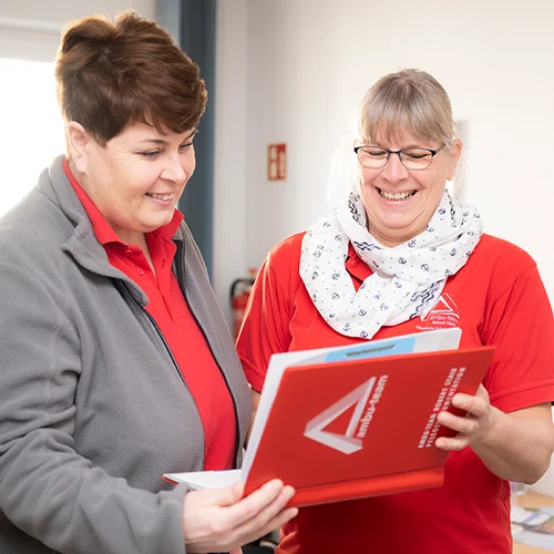 Glückliche Mitarbeiter des Ambu-Team aus dem Kreis Düren planen die best-mögliche Unterstützung mit viel Herzlichkeit.